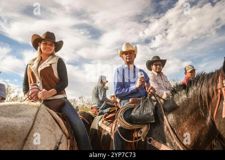 Cowboys auf dem Cristo Rey Ausritt zur Stadt La Puerta del Sol in URES, Sonora, Mexiko... Foto: Luis Gutierrez / NorthPhoto). Vaqueros en la Cabalgata al Cristo Rey al Pueblo La Puerta del Sol en URES Sonora Mexico... Foto: Luis Gutierrez / NorthPhoto) Stockfoto