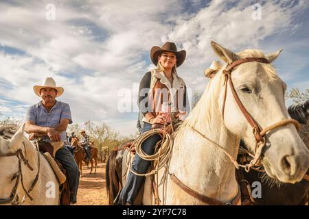 Cowboys auf dem Cristo Rey Ausritt zur Stadt La Puerta del Sol in URES, Sonora, Mexiko... Foto: Luis Gutierrez / NorthPhoto). Vaqueros en la Cabalgata al Cristo Rey al Pueblo La Puerta del Sol en URES Sonora Mexico... Foto: Luis Gutierrez / NorthPhoto) Stockfoto