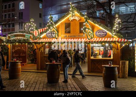 Weihnachtliche Nürnberger Fußgängerzone, 28.11.204 die Glühweinhütte St. Lorenz-Treff am Lorenzerplatz, weihnachtlich dekoriert und beleuchtet. In der Vorweihnachtszeit bietet die Hütte Glühwein und Schutz vor kaltem Winterwetter. Nürnberg Bayern Deutschland *** Nürnberg Weihnachtsfußgängerzone, 28 11 204 die Glühweinhütte St. Lorenz Treff am Lorenzerplatz, dekoriert und weihnachtlich beleuchtet im Vorfeld der Weihnachtszeit bietet die Hütte Glühwein und Schutz vor dem kalten Winterwetter Nürnberg Bayern Deutschland 20241128-286A4668-M4000 Stockfoto