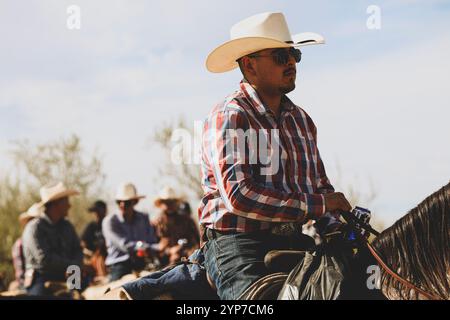 Cowboys auf dem Cristo Rey Ausritt zur Stadt La Puerta del Sol in URES, Sonora, Mexiko... Foto: Luis Gutierrez / NorthPhoto). Vaqueros en la Cabalgata al Cristo Rey al Pueblo La Puerta del Sol en URES Sonora Mexico... Foto: Luis Gutierrez / NorthPhoto) Stockfoto