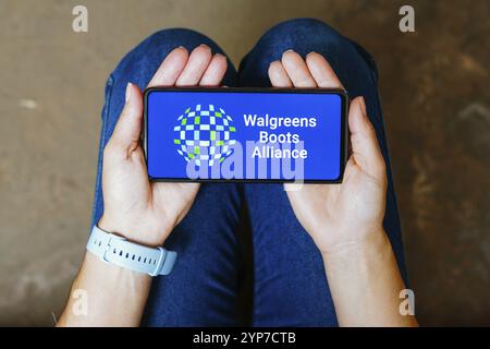 In dieser Fotoabbildung wird das Walgreens Boots Alliance (WBA)-Logo auf einem Smartphone-Bildschirm angezeigt Stockfoto