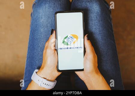 In dieser Abbildung wird das Logo von Previdencia Social (Instituto Nacional do Seguro Social) auf einem Smartphone-Bildschirm angezeigt Stockfoto