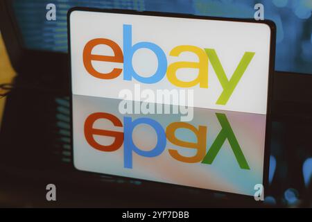 In dieser Abbildung wird das eBay-Logo auf einem Smartphone-Bildschirm angezeigt Stockfoto