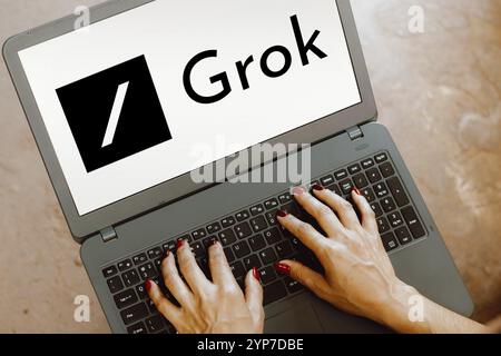 In dieser Abbildung wird das XAI Grok Logo auf einem Notebook-Bildschirm angezeigt Stockfoto