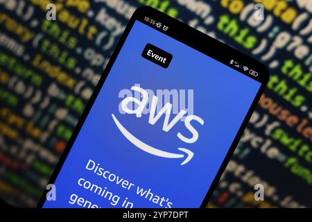 In dieser Abbildung wird das Amazon Web Services (AWS)-Logo auf der Website auf dem Smartphone-Bildschirm angezeigt Stockfoto