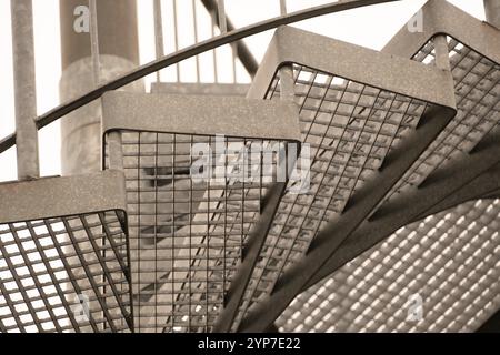 Details einer Metallspiraltreppe in einem Industriebau Stockfoto