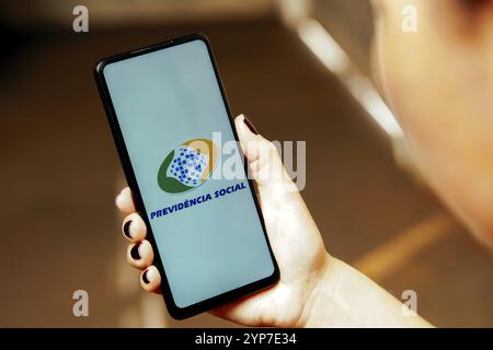 In dieser Abbildung wird das Logo von Previdencia Social (Instituto Nacional do Seguro Social) auf einem Smartphone-Bildschirm angezeigt Stockfoto