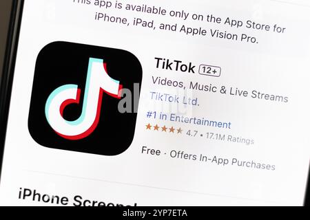 In dieser Abbildung wird die TikTok App auf der Download-Seite des Apple Store auf dem Smartphone-Bildschirm angezeigt Stockfoto