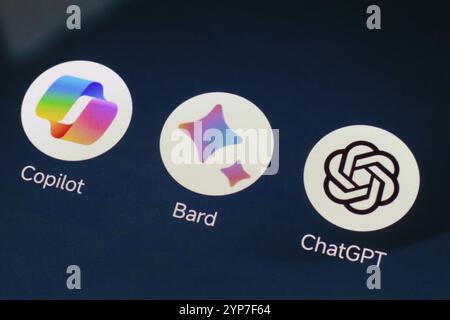 In dieser Fotoabbildung wird das App-Logo Google Bard, Microsoft Copilot und ChatGPT (OpenAI) auf einem Smartphone-Bildschirm angezeigt Stockfoto