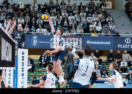 Warschau, Polen. November 2024. Linus Weber greift den Ball an. Quelle: Bartlomiej Wisniewski/Cyberfocus/Alamy Live News Stockfoto