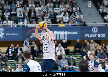 Warschau, Polen. November 2024. Jan Firlej gibt den Ball aus. Quelle: Bartlomiej Wisniewski/Cyberfocus/Alamy Live News Stockfoto