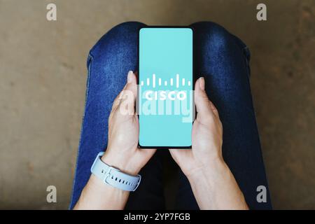 In dieser Abbildung wird das Cisco Systems Logo auf einem Smartphone-Bildschirm angezeigt Stockfoto