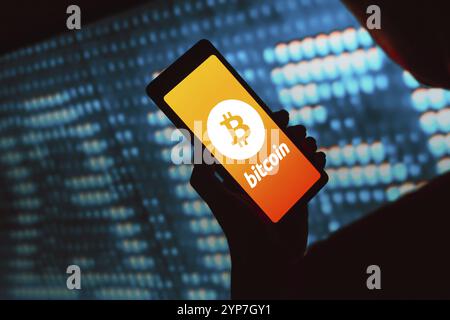 In dieser Abbildung wird das Bitcoin-Logo auf einem Smartphone-Bildschirm angezeigt Stockfoto