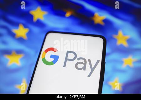 In dieser Abbildung wird das Google Pay-Logo auf einem Smartphone-Bildschirm und im Hintergrund die Flagge der Europäischen Union angezeigt Stockfoto