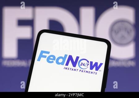 In dieser Fotoabbildung wird das FedNow Service (Instant Payments)-Logo auf einem Smartphone und der Federal Deposit Insurance Corporation (FDIC) angezeigt. Stockfoto