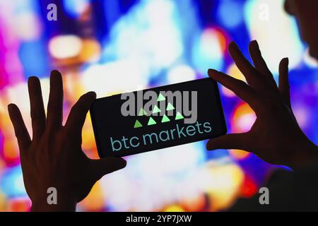 In dieser Fotoabbildung wird das auf einem Smartphone angezeigte BTC Markets-Logo angezeigt Stockfoto