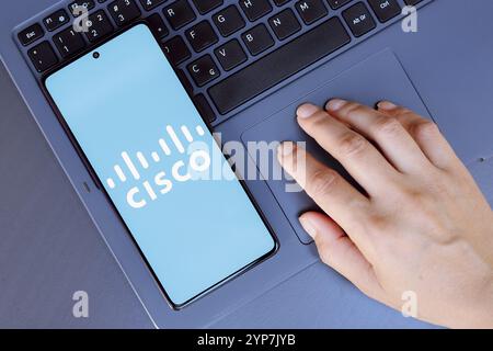 In dieser Abbildung wird das Cisco Systems Logo auf einem Smartphone-Bildschirm angezeigt Stockfoto