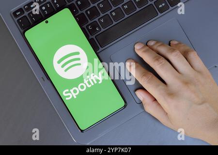 In dieser Abbildung wird das Spotify-Logo auf einem Smartphone-Bildschirm angezeigt Stockfoto