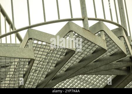 Details einer Metallspiraltreppe in einem Industriebau Stockfoto