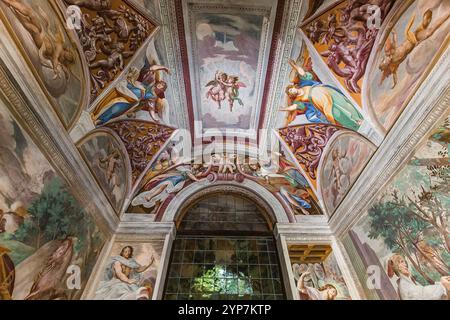 ORTA SAN GIULIO, ITALIEN, 29. MAI 2019 : Innendekorationen und Fresken der Kapelle in Sacro monte di Orta, 29. Mai 2019, Orta san Giulio, italien Stockfoto