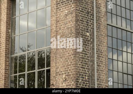 Details eines alten Industriegebäudes, Backsteinmauer und Fenster, ca. 100 Jahre alt Stockfoto