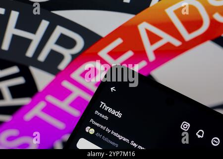In dieser Fotoabbildung wird das offizielle Profil des sozialen Netzwerks Threads auf dem Smartphone-Bildschirm angezeigt Stockfoto