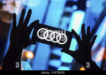 In dieser Fotoabbildung wird das Logo der Audi AG auf einem Smartphone-Bildschirm angezeigt Stockfoto