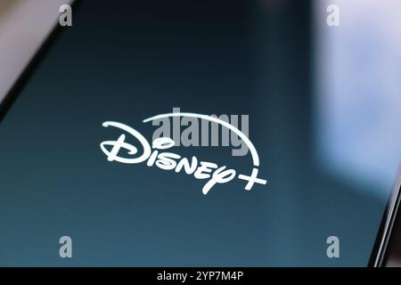 In dieser Abbildung wird das Logo der Disney Plus Streaming App auf dem Smartphone-Bildschirm angezeigt Stockfoto