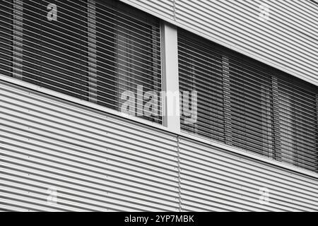 Wände eines modernen Industriegebäudes mit Fenstern Stockfoto