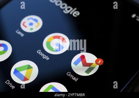 In dieser Fotoabbildung werden Google, Google Lens, Gmail und Drive Apps auf Ihrem Smartphone angezeigt Stockfoto