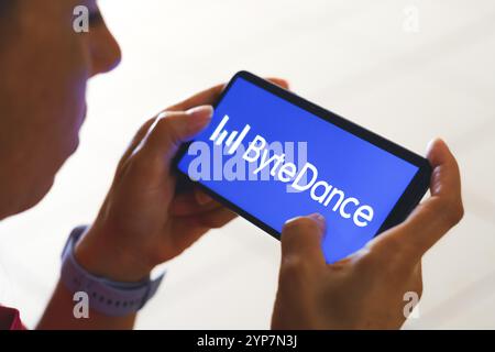 In dieser Abbildung wird das ByteDance-Logo auf einem Smartphone-Bildschirm angezeigt Stockfoto