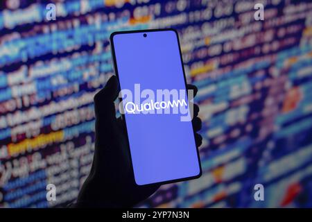 In dieser Abbildung wird das Qualcomm-Logo auf einem Smartphone-Bildschirm angezeigt Stockfoto