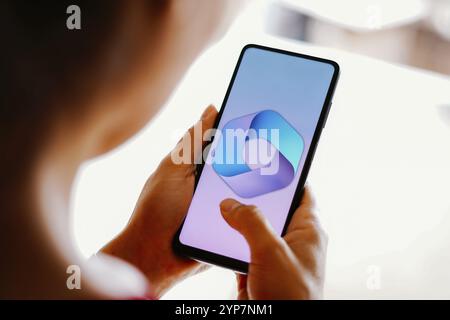 In dieser Abbildung wird das Microsoft 365 Copilot Logo auf einem Smartphone-Bildschirm angezeigt Stockfoto