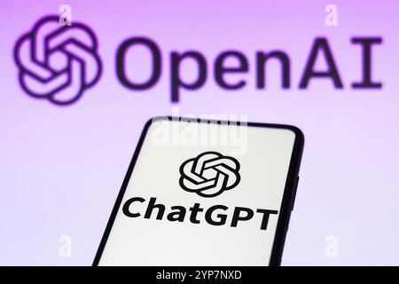 In dieser Fotoabbildung wird das ChatGPT-Logo auf einem Smartphone und im Hintergrund das OpenAI-Firmenlogo angezeigt Stockfoto