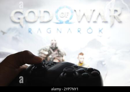 In dieser Abbildung wird das God of war Ragnarok Logo-Spiel auf einem Computerbildschirm neben einem Gamepad angezeigt Stockfoto