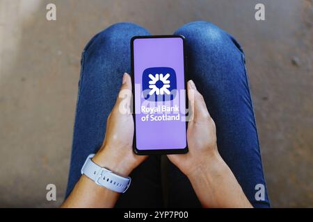 In dieser Fotoabbildung wird das Logo der Royal Bank of Scotland (RBS) auf einem Smartphone-Bildschirm angezeigt Stockfoto