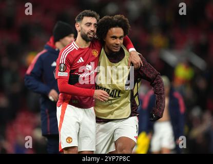 Bruno Fernandes und Joshua Zirkzee von Manchester United reagieren auf das Spiel der UEFA Europa League in Old Trafford, Manchester. Bilddatum: Donnerstag, 28. November 2024. Stockfoto