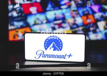 In dieser Abbildung wird das Paramount Plus-Logo auf einem Smartphone-Bildschirm angezeigt Stockfoto