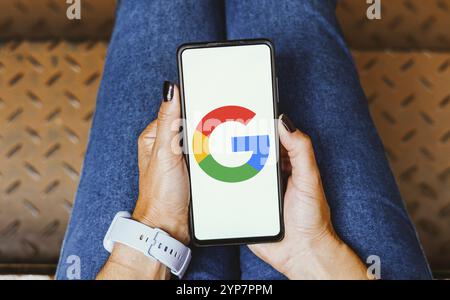 In dieser Abbildung wird das Google-Logo auf einem Smartphone-Bildschirm angezeigt Stockfoto