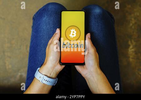 In dieser Abbildung wird das Bitcoin-Logo auf einem Smartphone-Bildschirm angezeigt Stockfoto