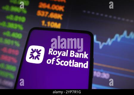 In dieser Abbildung wird das Logo der Royal Bank of Scotland Group (RBS) auf einem Smartphone-Bildschirm angezeigt Stockfoto