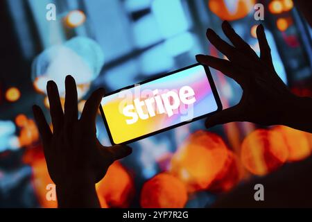 In dieser Abbildung wird das Stripe-Logo auf einem Smartphone-Bildschirm angezeigt Stockfoto