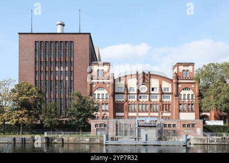 Berlin, Deutschland, 7. September 2021, Blick über die Spree zum historischen Gebäude des Kraft-Wärme-Kopplungswerks Charlottenburg, Europa Stockfoto