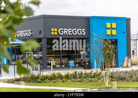 Bristol, Großbritannien - 19. September 2024: Der neue Standort Greggs öffnet seine Türen am Cribbs Causeway und bietet frisches Gebäck und herzhafte Snacks. Stockfoto