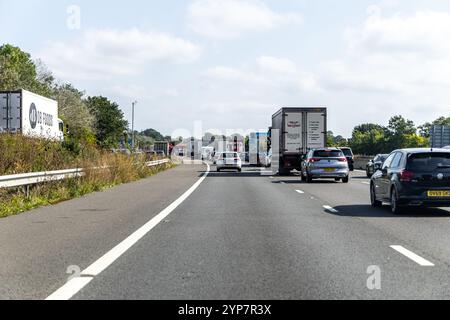 London, Großbritannien, 19. September 2024: Verkehrsüberlastung auf der M4 auf einer stark befahrenen Autobahn. Stockfoto