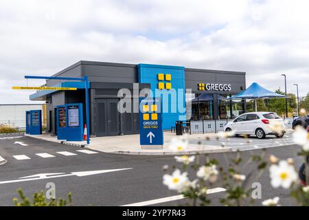 Bristol, Großbritannien - 19. September 2024: Der neue Standort Greggs öffnet seine Türen am Cribbs Causeway und bietet frisches Gebäck und herzhafte Snacks. Stockfoto