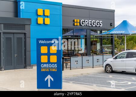 Bristol, Großbritannien - 19. September 2024: Der neue Standort Greggs öffnet seine Türen am Cribbs Causeway und bietet frisches Gebäck und herzhafte Snacks. Stockfoto