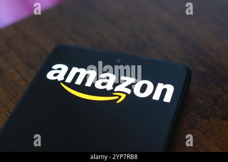 In dieser Abbildung wird das Amazon-Logo auf einem Smartphone-Bildschirm angezeigt Stockfoto
