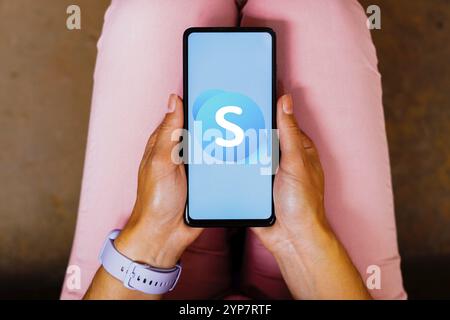 In dieser Abbildung wird das Skype-Logo auf einem Smartphone-Bildschirm angezeigt Stockfoto