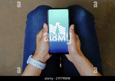 In dieser Fotoabbildung wird das United Services Automobile Association (USAA)-Logo auf einem Smartphone angezeigt Stockfoto